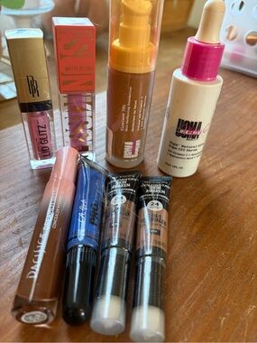 Uoma Beauty, Pacifica, Revlon & More (8 items)